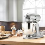 Batidora Artisan KitchenAid Contour Silver  sobre mesa