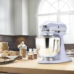 Batidora KitchenAid 4,8 Lts Lavanda  sobre mesa